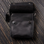 Чоловіча шкіряна сумка через плече з гравіюванням "Вовки"-Bag-Gravyar-1 відділ-М (23х19х5 см)-Чорний-BL