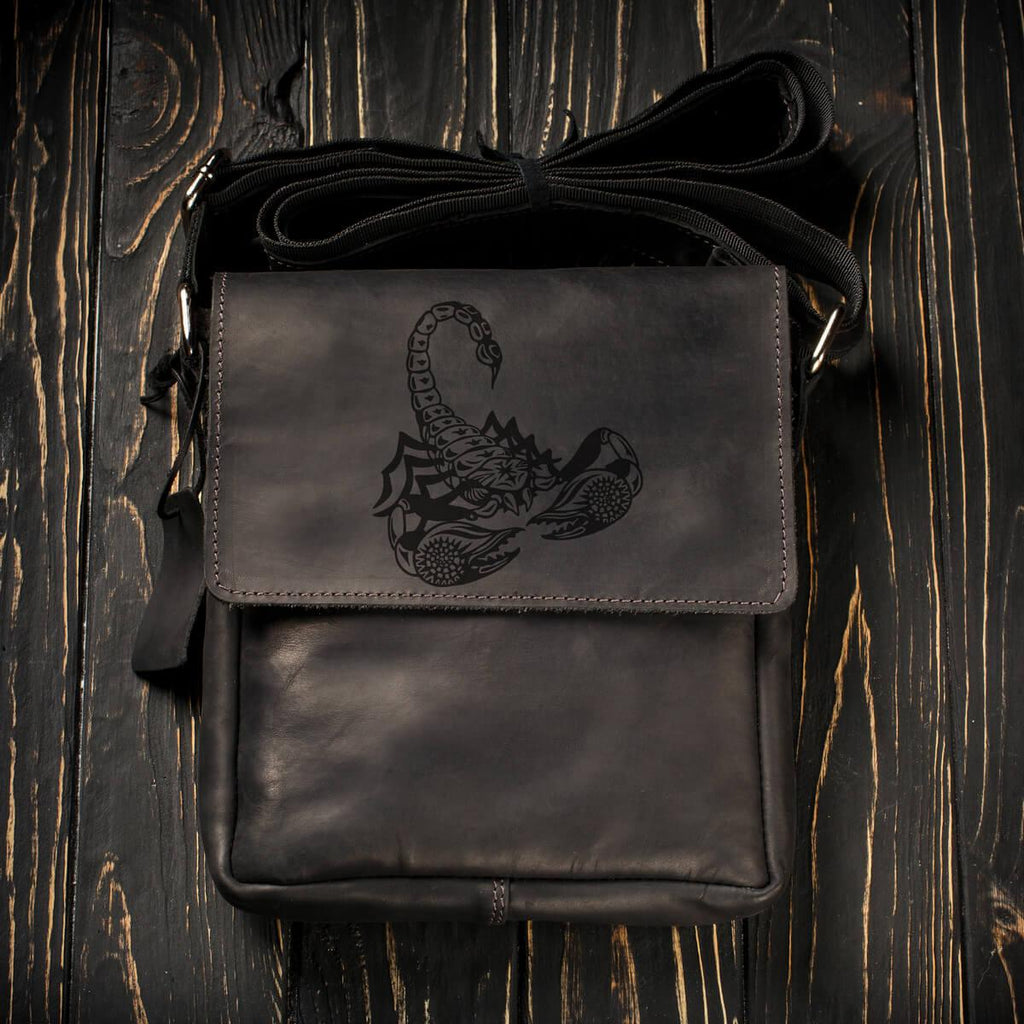 Чоловіча шкіряна сумка на плече з гравіюванням "Скорпіон"-Bag-Gravyar-1 відділ-М (23х19х5 см)-Чорний-BL